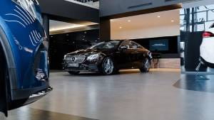Viatura num stand automóvel