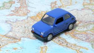 Carro de brincar em cima de mapa